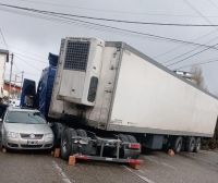 Camión chocó a dos autos al intentar subir por una calle restringida para tránsito pesado