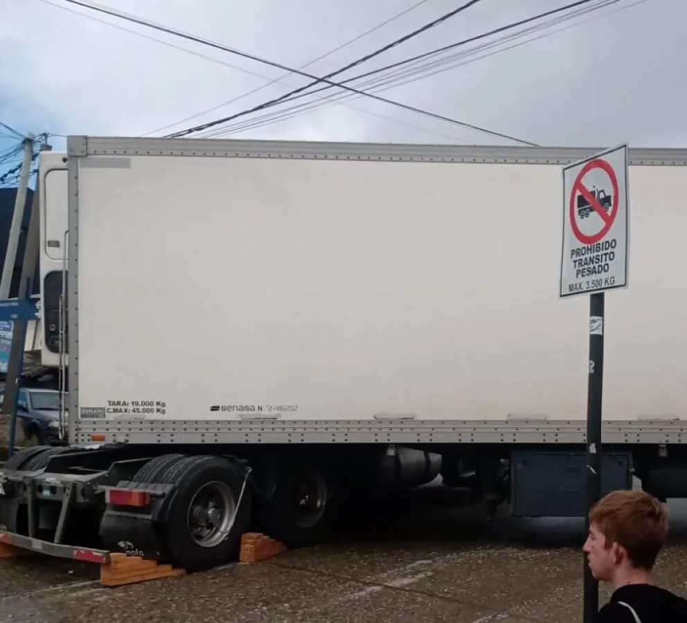 El camionero ignoró la restricción para circular por el lugar