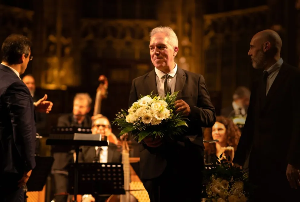 El barítono barilochense Alejandro Meerapfel murió en pleno concierto en Francia televisado en directo.
