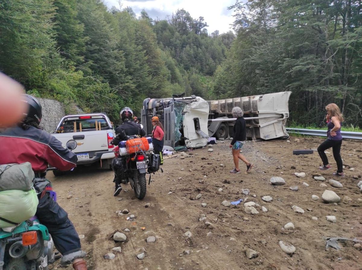Volcó un camión en la ruta de los Siete Lagos: tránsito reducido a media calzada
