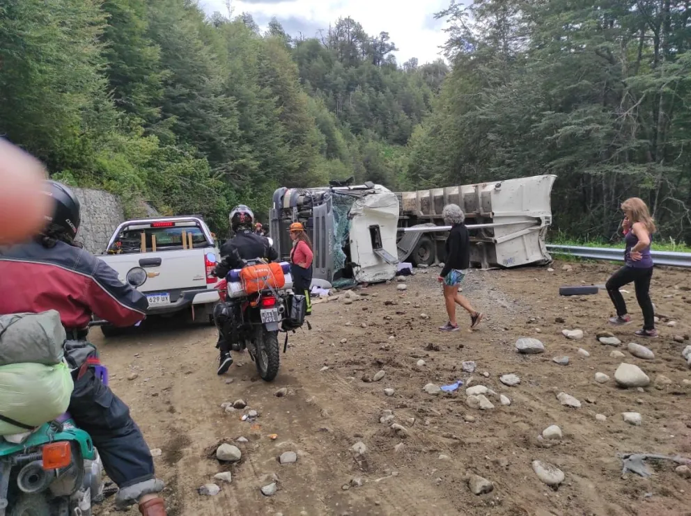 Volcó un camión en la ruta de los Siete Lagos: tránsito reducido a ...