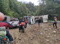 Volcó un camión en la ruta de los Siete Lagos: tránsito reducido a media calzada