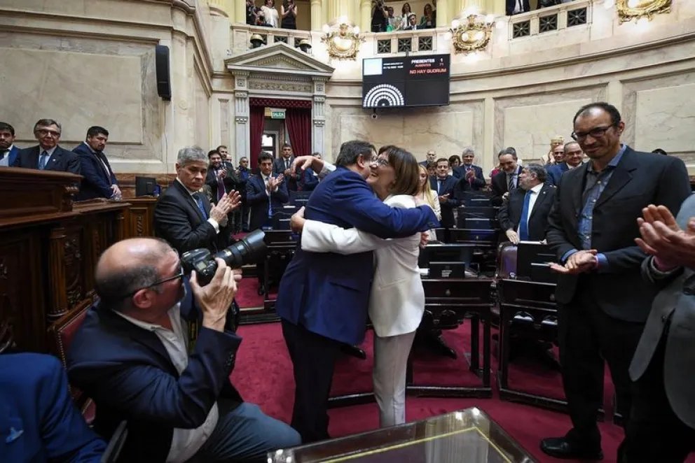 Weretilneck le dejó su banca a Mónica Silva y se prepara para asumir la ...