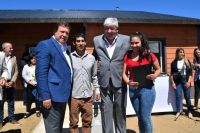 Cortes acompañó al gobernador en la entrega de viviendas a 75 familias barilochenses