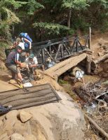 Parques instala nuevos puentes en el sendero al Refugio Frey facilitando la accesibilidad
