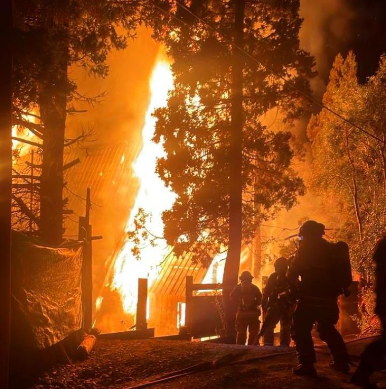 Un cortocircuito provocó un voraz incendio que arrasó con una vivienda