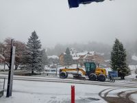 Trabajan en el despeje de calles en el oeste ante la caída de nieve