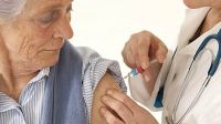 Llega a la Argentina una nueva vacuna clave para los adultos mayores
