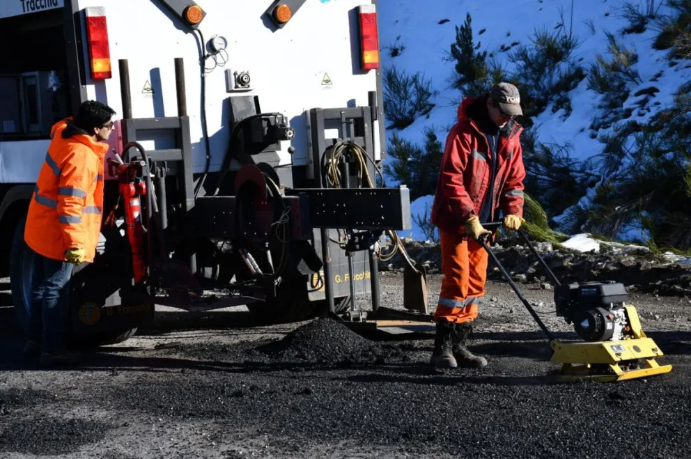 Vialidad Nacional realiza tareas de bacheo en la RN 40 | Económicas ...