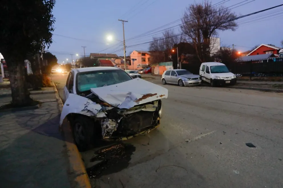 Rápidos y furiosos: corrían picadas, uno chocó y el otro se dio a la fuga