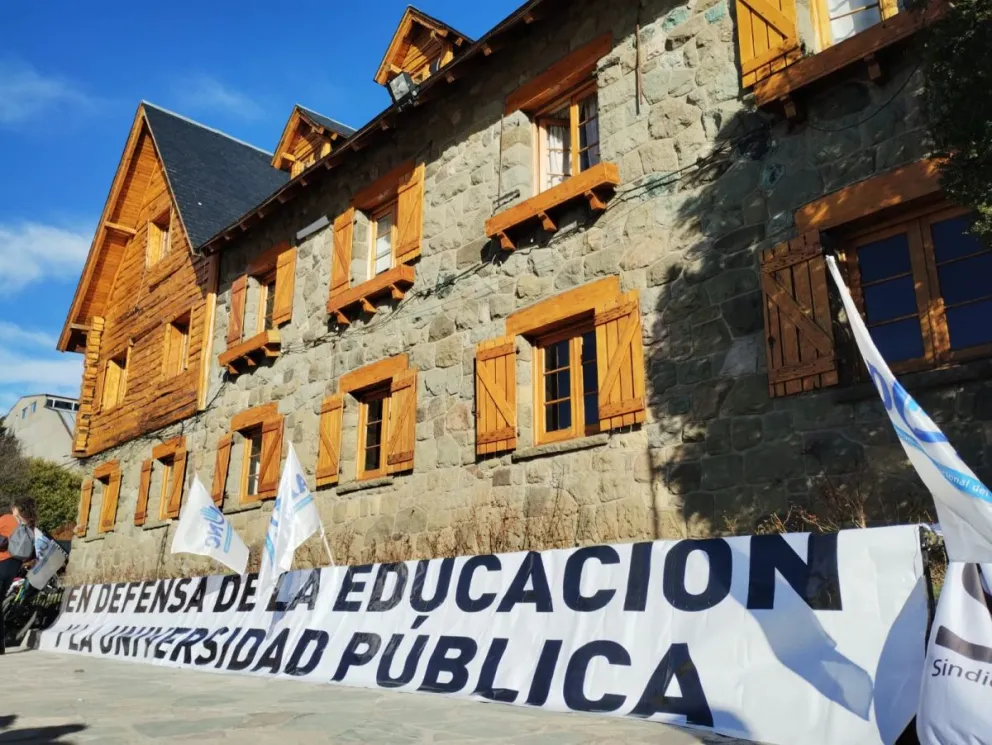 Este lunes los docentes universitarios también se manifestaron en el centro de Bariloche
