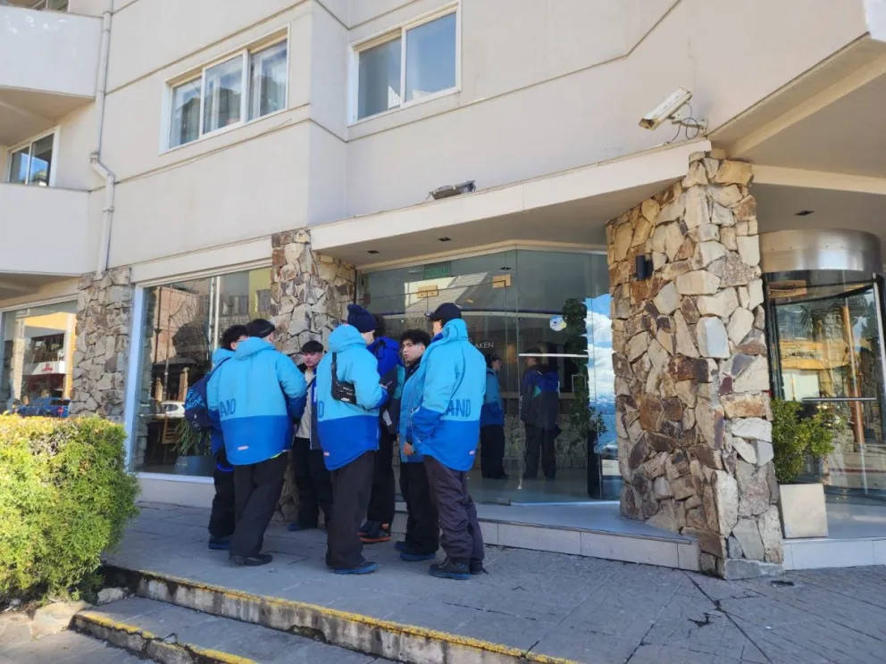 Un egresado rosarino cayó desde el sexto piso de un hotel: está grave