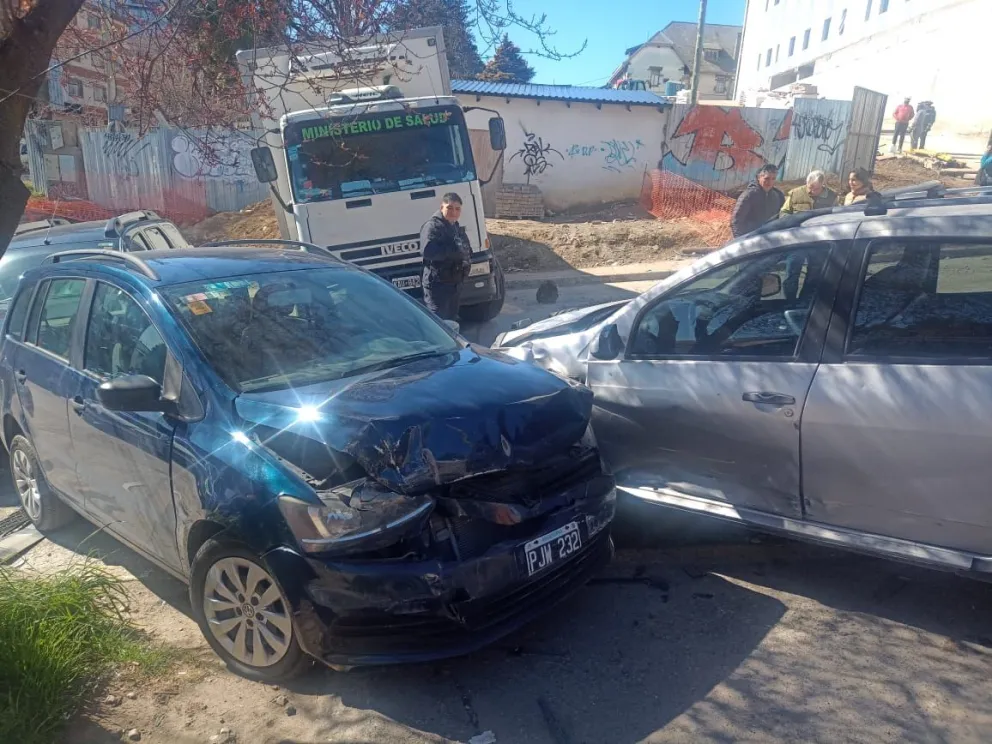 Un camión se quedó sin frenos y arrastró a tres autos que estaban ...
