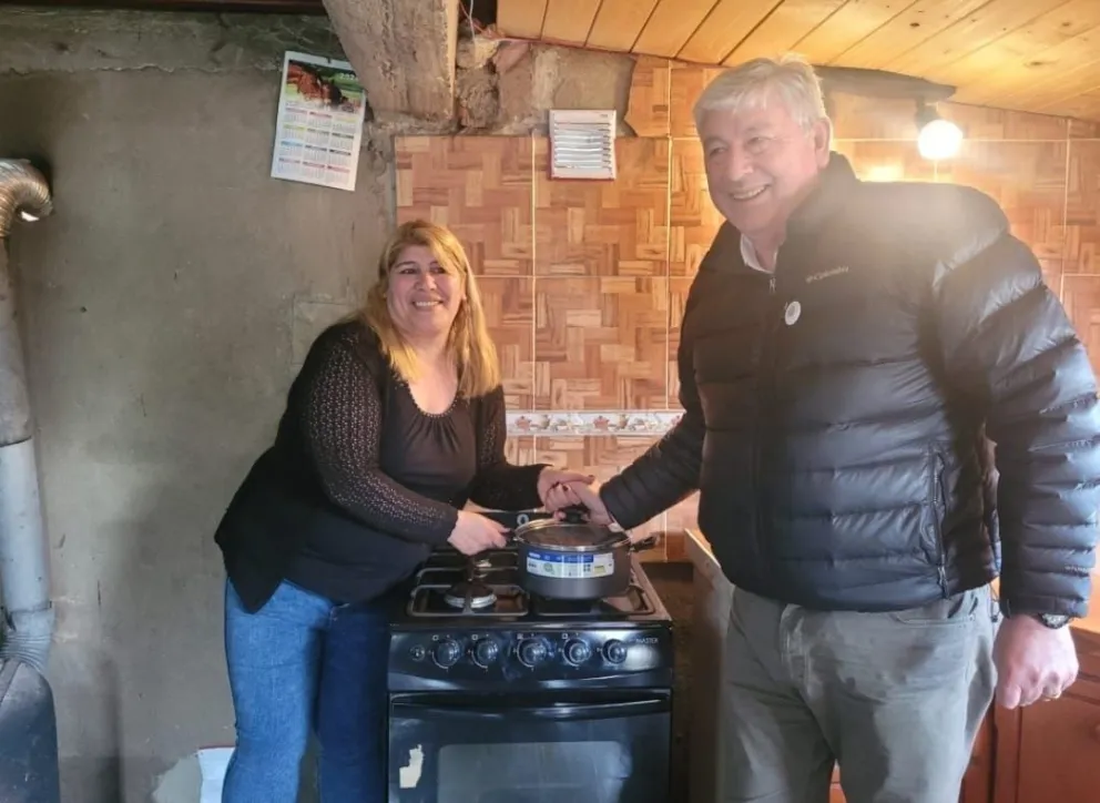 El intendente junto a una de las beneficiarias de la obra.