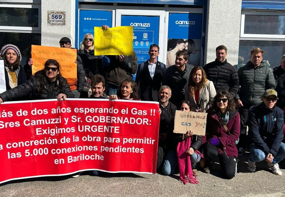 No es la primera vez que vecinos de Bariloche reclaman por este tema frente a las oficinas de Camuzzi.