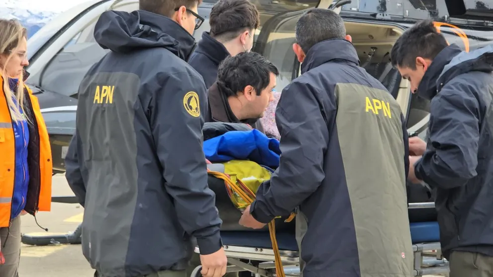 Esta mañana, cuando ingresaban al turista cordobés al helicóptero privado que participó del rescate. Foto: Parque Nacional Nahuel Huapi.