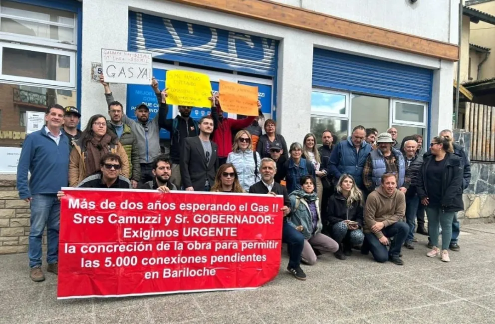 Días atrás, un grupo de vecinos junto a concejales llevaron el reclamo a las puertas de Camuzzi