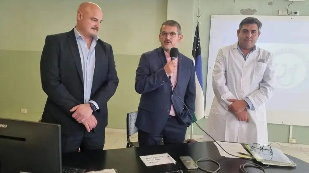 Parodi al asumir, junto a su antecesor Leo Gil y el ministro Thalasselis