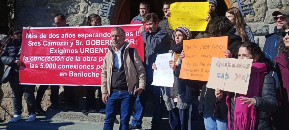 Una postal que se reitera hace meses ante el mismo reclamo: la falta de gas natural en Bariloche.
