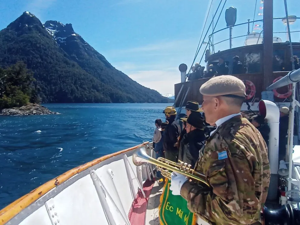 Acto frente a la Isla Centinela: lugar de descanso de los restos del Perito Moreno