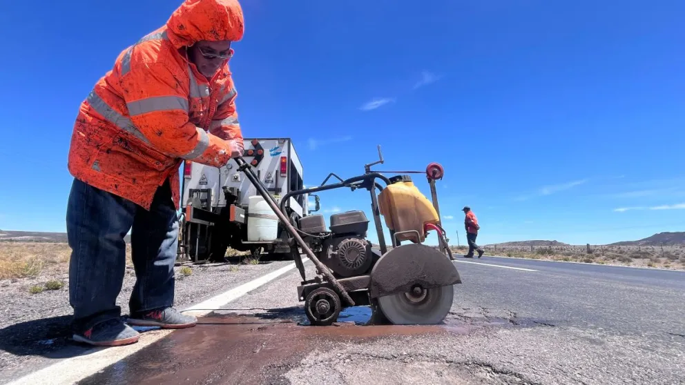 Así los operarios realizan el señalamiento horizontal de las transiciones de asfalto/ ripio de la ruta nacional 23.