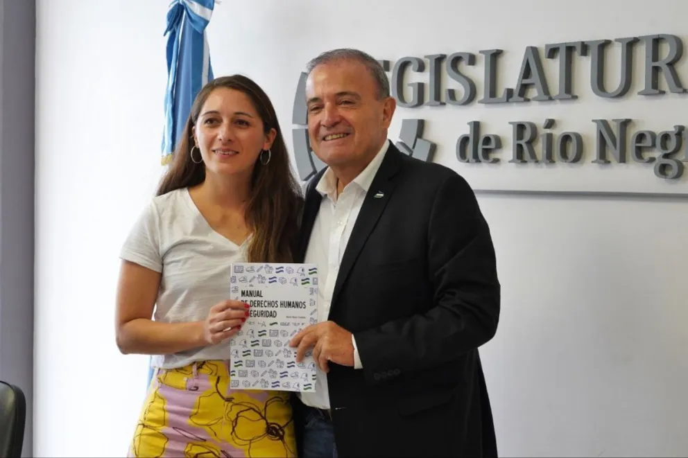 Marta Gianni, autora del libro, junto al Vicegobernador.