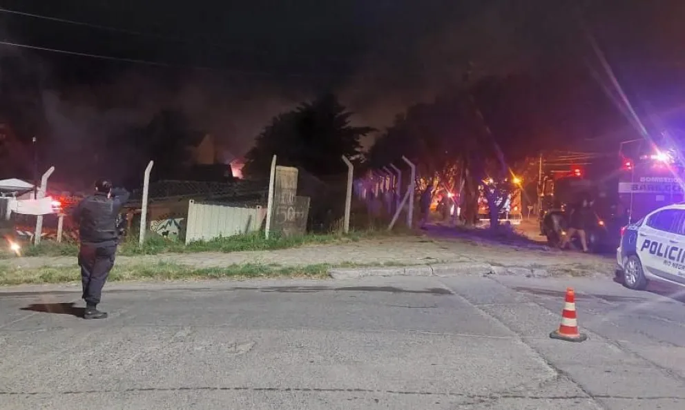 Un incendio de pastizales tapó de humo a varios barrios céntricos
