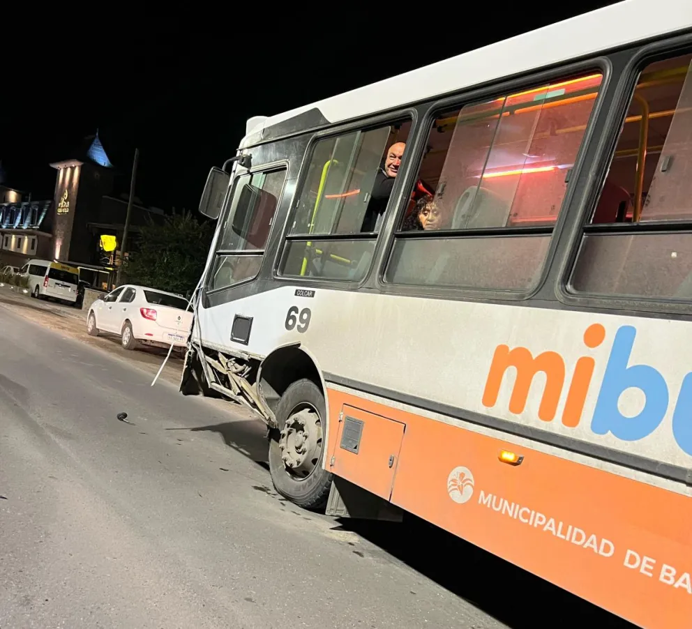     Violento choque entre un auto y un colectivo de Mi Bus: solo hubo daños materiales