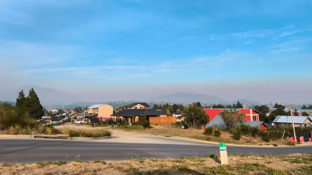 El Servicio Meteorológico Nacional informa que el cielo se encuentra algo nublado y cubierto con humo en Bariloche.