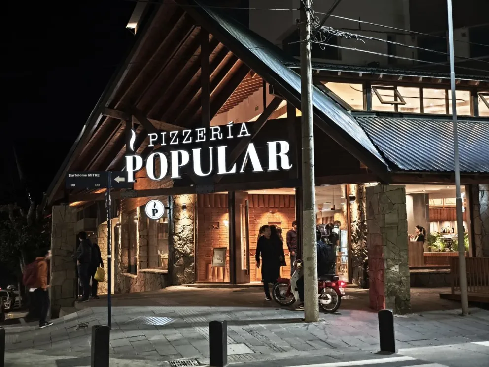 El lugar ofrece una increíble variedad de pizzas hechas en horno de barro. Fotos: Económicas Bariloche. 