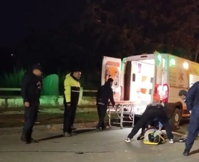 Salió despedido por el parabrisas tras chocar contra un árbol y fue atropellado por otro auto que escapó