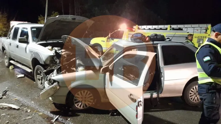 Violenta colisión frontal en Bustillo: hay al menos tres heridos