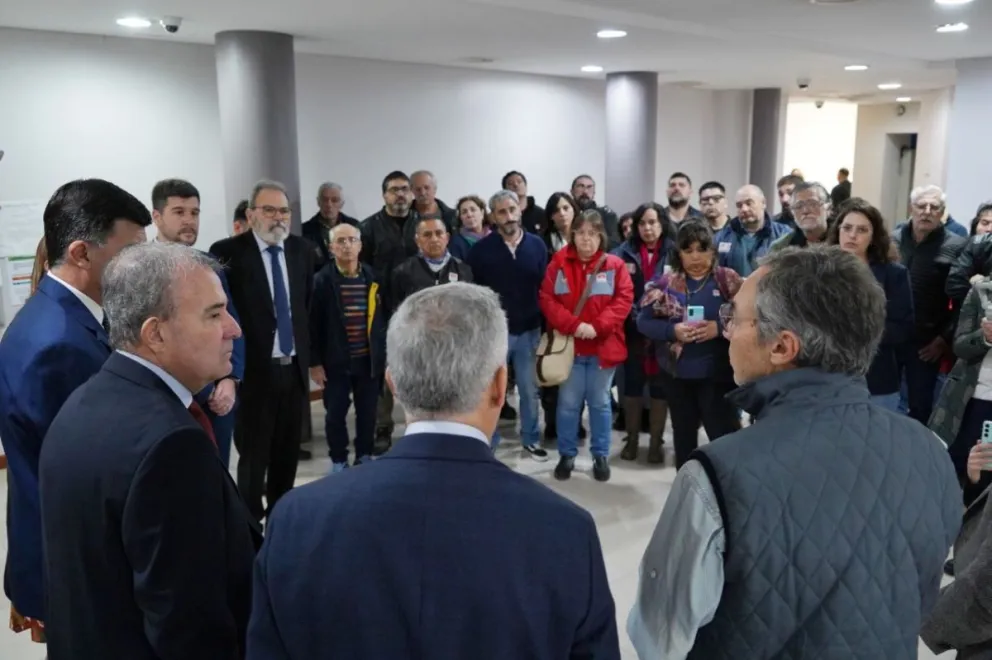 Esta mañana, trabajadores del Instituto se hicieron presentes en el edificio de la Legislatura.
