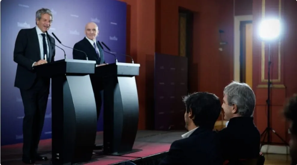 José Luis Espert, figura protagonista de la conferencia de prensa, junto a Juan Pazo de ARCA.