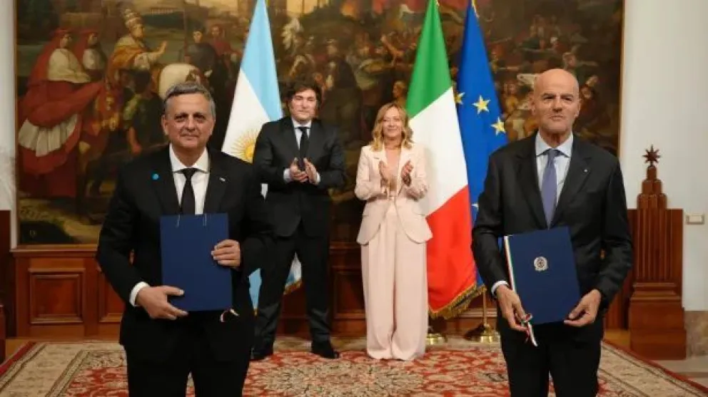 Los presidentes de YPF y ENI con los convenios, ante los mandatarios Milei y Meloni