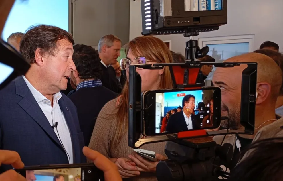 El gobernador Weretilneck en diálogo con periodistas locales