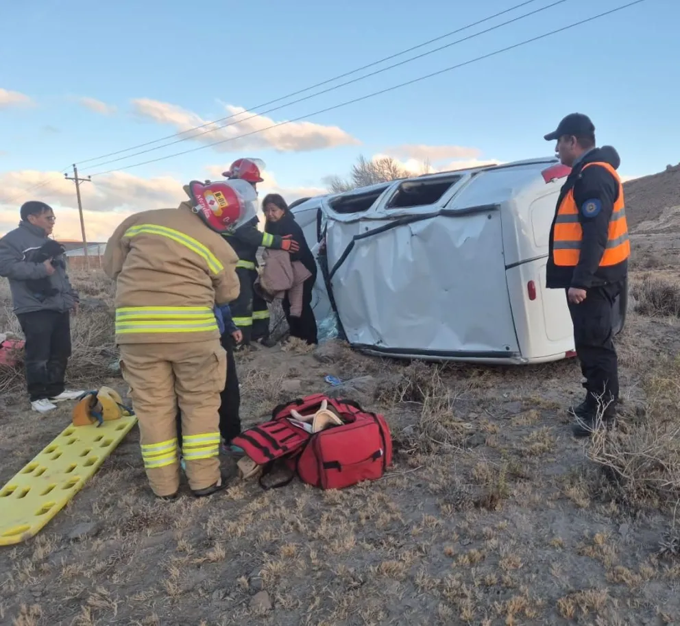 Volanteó para esquivar chivos en la ruta y volcó