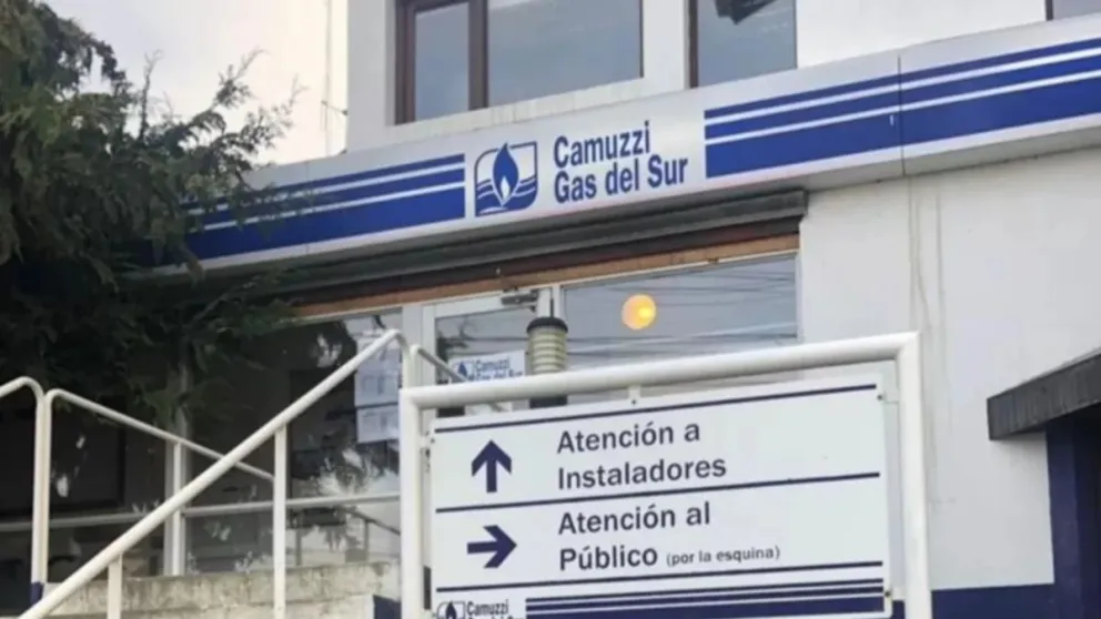 Las oficinas de Camuzzi en Trevelin conocieron el enojo de los usuarios. Los cortes afectan a Río Negro, Chubut y Neuquén.