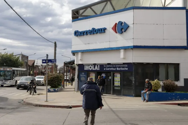 Carrefour pone el cartel de venta y en Bariloche también temen por las fuentes laborales