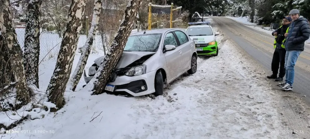 Turista perdió el control y chocó contra un árbol en Bariloche
