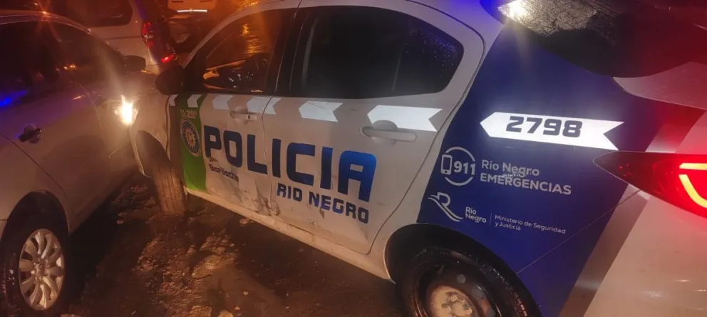 Sospechosos huyeron a toda velocidad, chocaron patrulleros y enfrentaron a la Policía