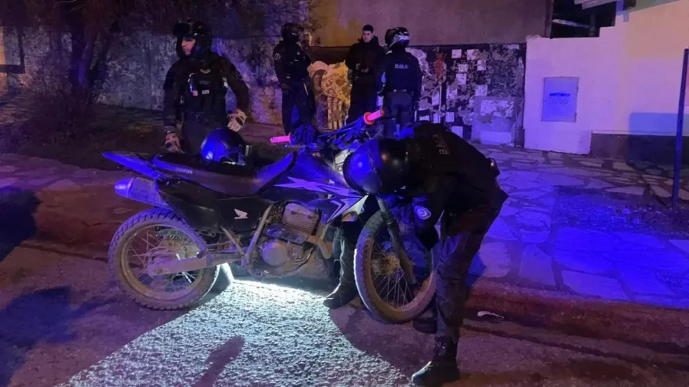 Evadió un control, fue perseguido y descubrieron que la moto era robada