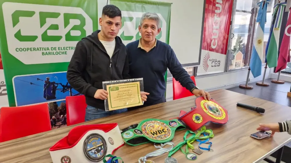 Alejandro Pozas, presidente de la CEB, entregando distinción al deportista Gabriel "Josecito" Gómez.