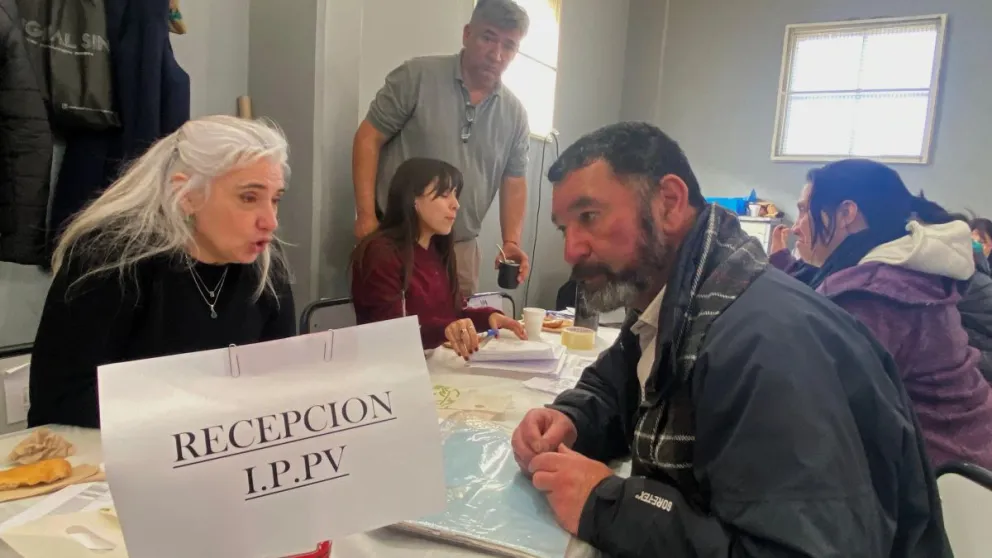 Entre las opciones, vecinos de Bariloche pudieron recibir asesoramiento en trámites vinculados al IPPV. Crédito: Gobierno de Río Negro.