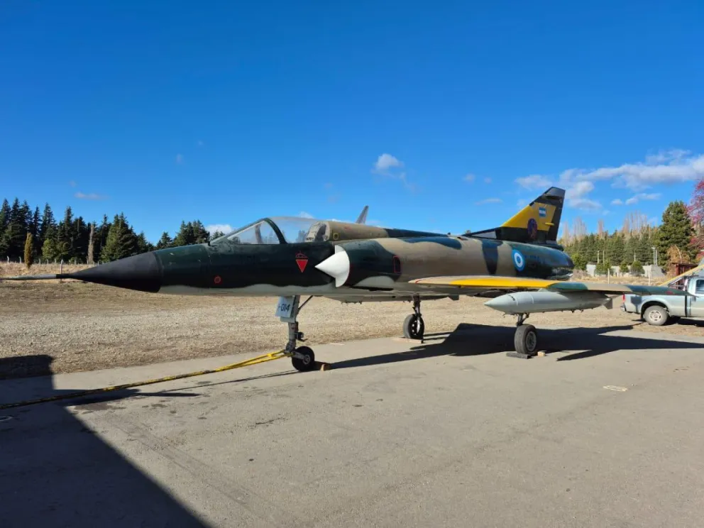 El avión de combate supersónico fue utilizado en la Guerra de Malvinas y será parte del Memorial que se encuentra en etapa final de construcción.