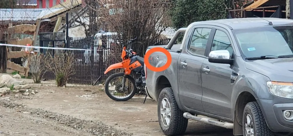 El impacto del proyectil en la camioneta que estaba junto a la moto que conducía Gallardo