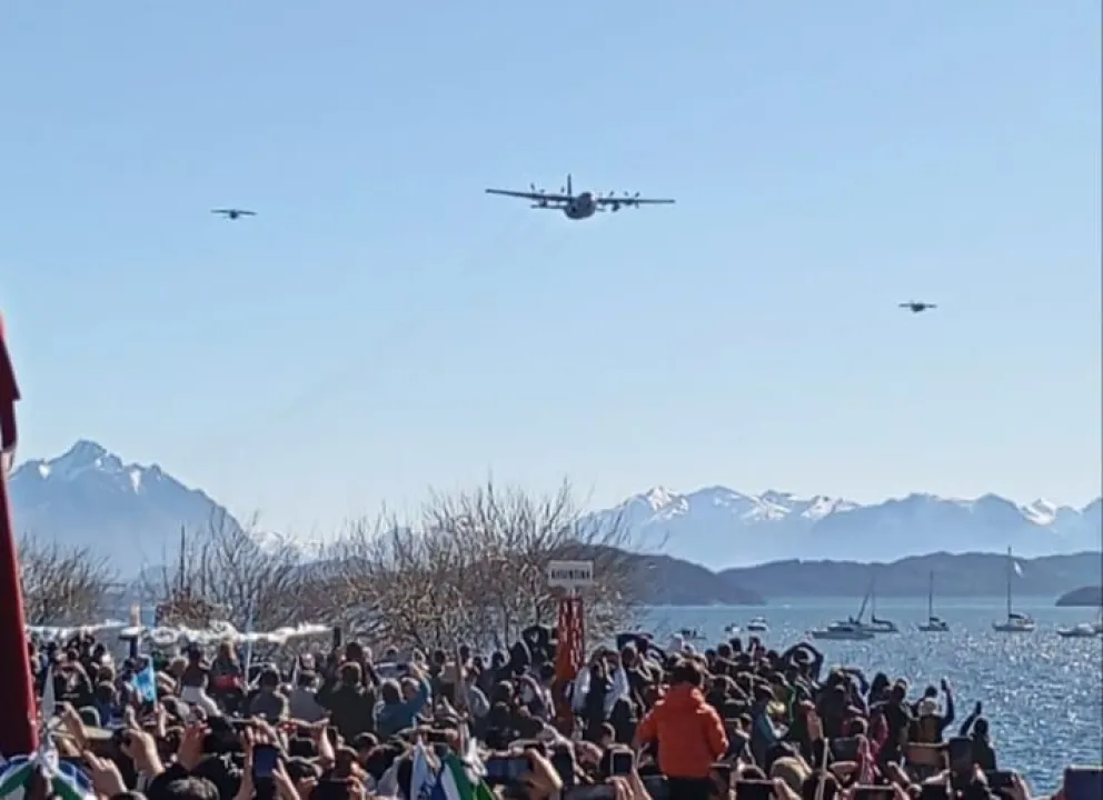 Formación aérea en homenaje a los pilotos perdidos en combate
