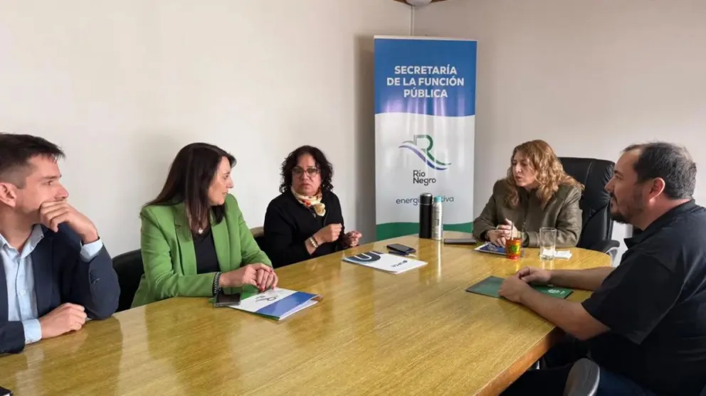 El encuentro con dirigentes del gremio que representa a los estatales rionegrinos fue encabezado por la secretaria de la Función Pública, Tania Lastra.