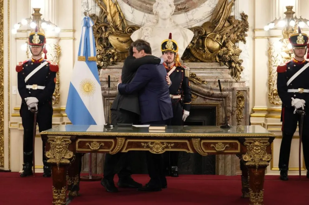 Lisandro Catalán asume como Ministro, en el marco de un clima político tenso tras el revés electoral en la provincia de Buenos Aires. 