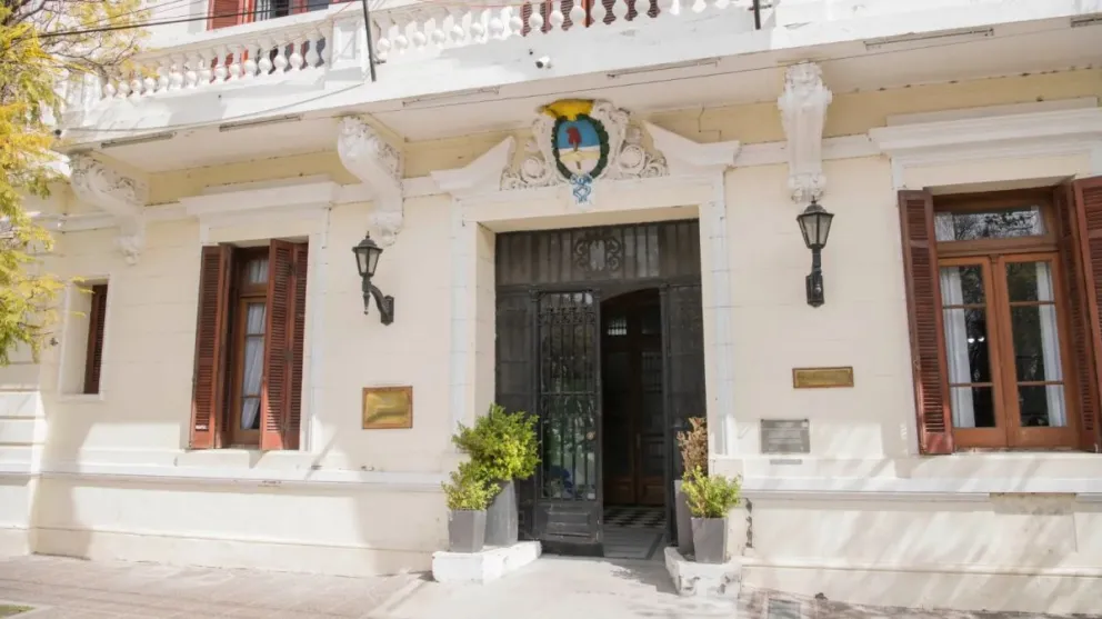 De cada 100 pesos que ingresan a la Provincia, según datos oficiales, 15 están comprometidos en pagar deuda.